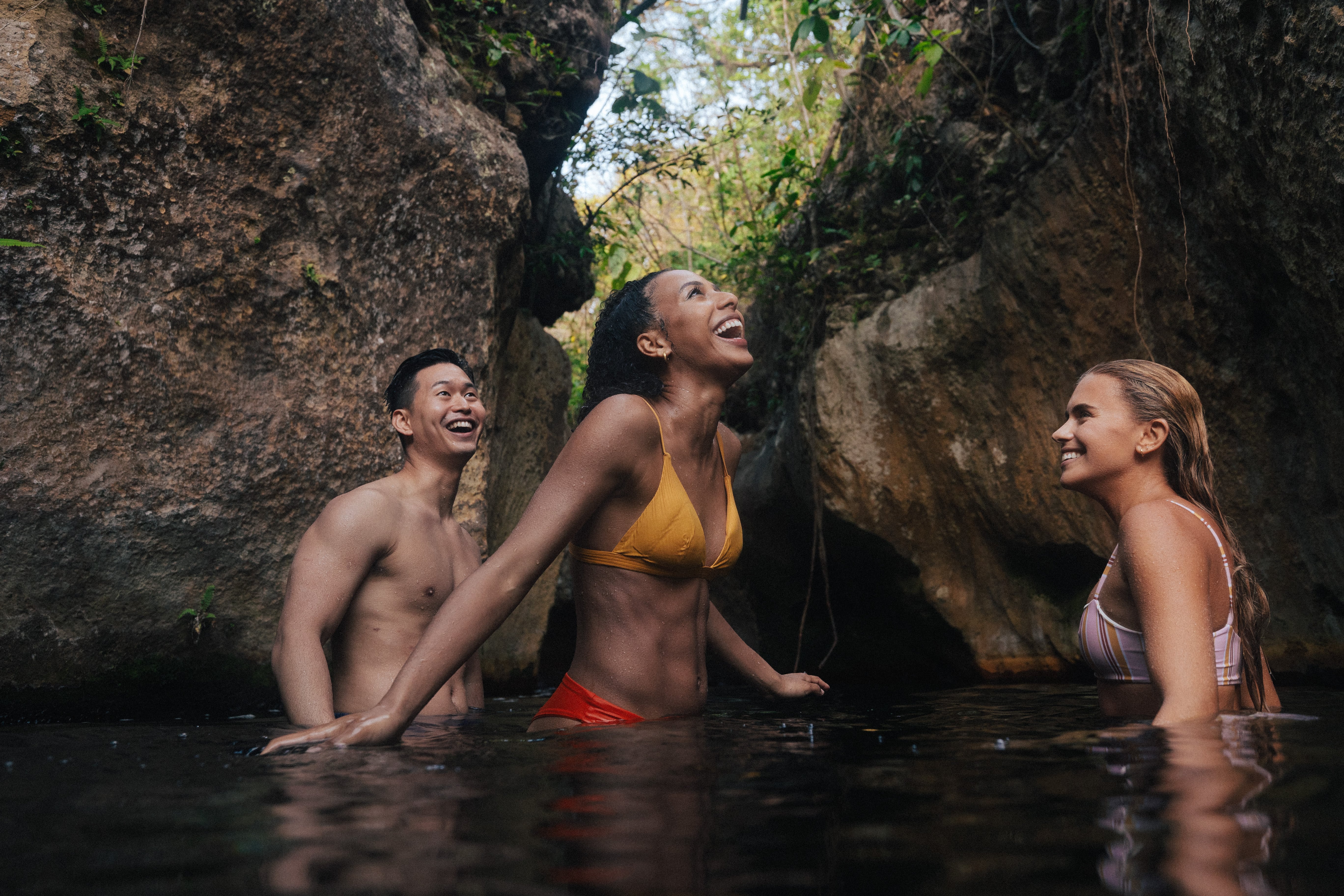 amis dans la cascade