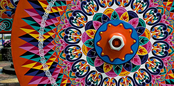 Un parapluie coloré avec un motif décoratif.