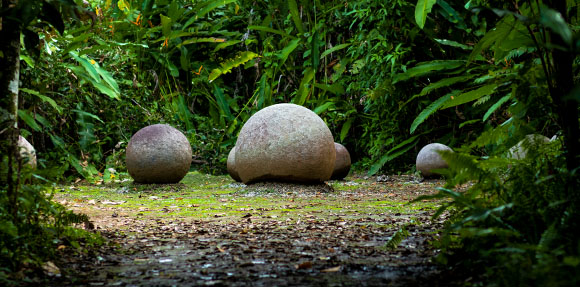 Un groupe de rochers au milieu d'une forêt.