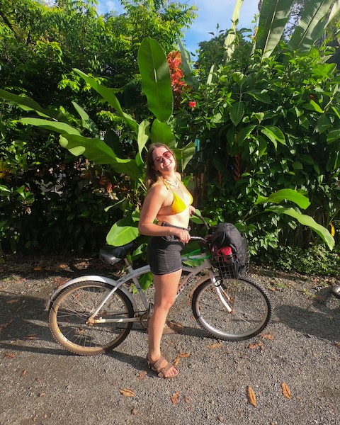 Femme à vélo souriante