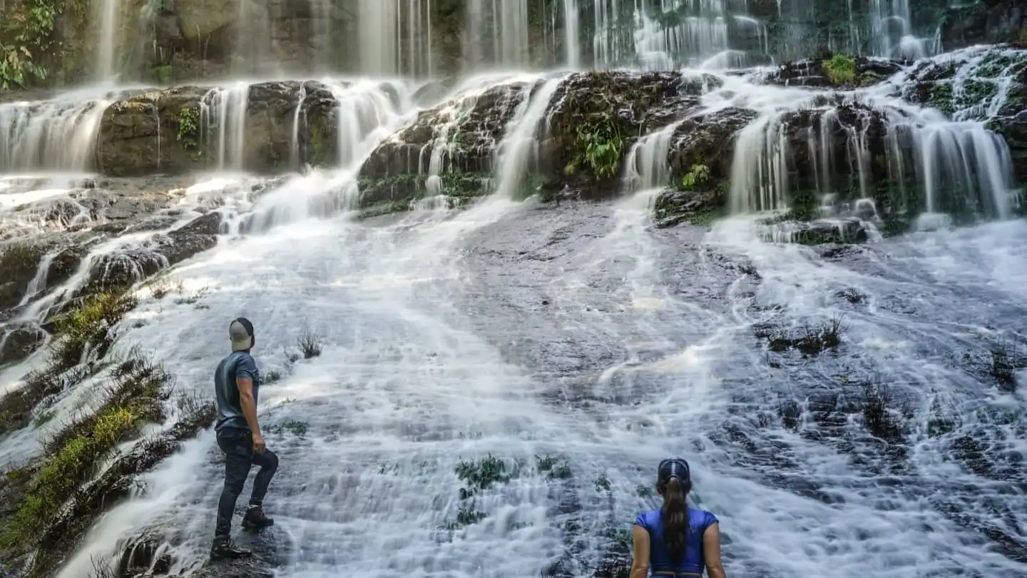 Deux personnes devant une cascade