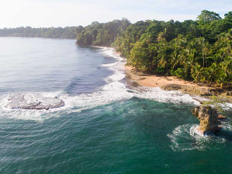 Vue aérienne d'une plage tropicale et de l'océan.