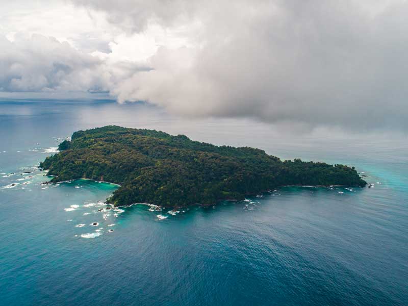 Une petite île au milieu de l'océan.