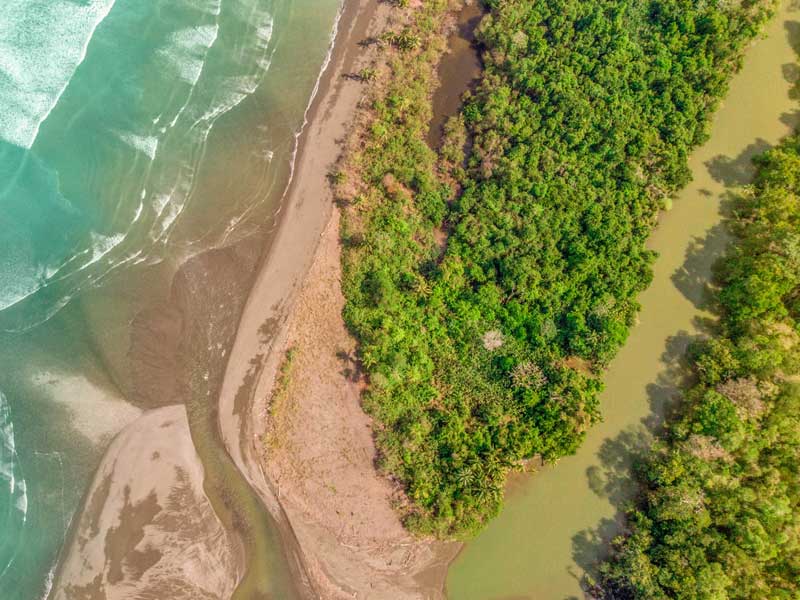 Vue aérienne d'une plage et d'une étendue d'eau.
