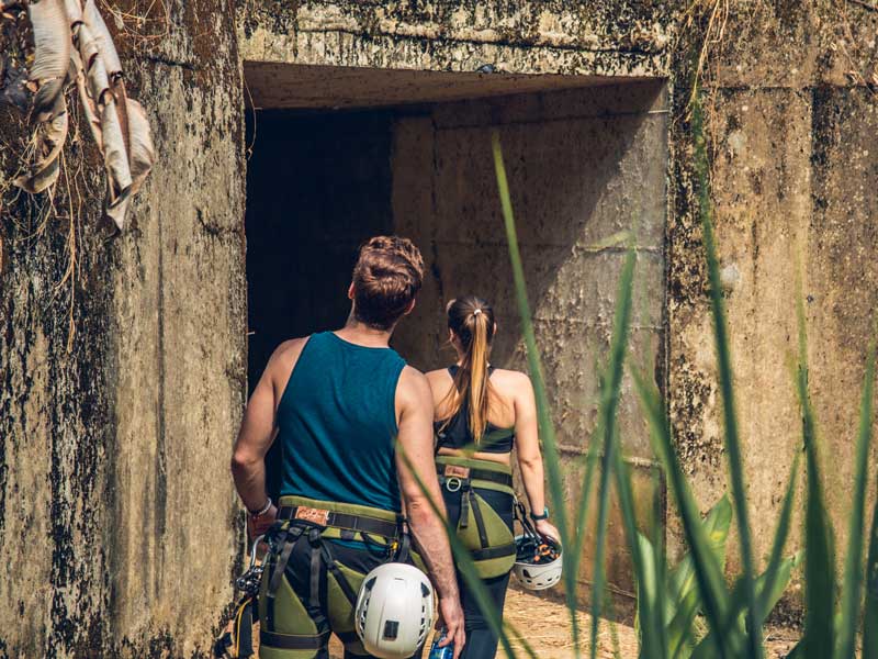 Un homme et une femme sortant d'une grotte.