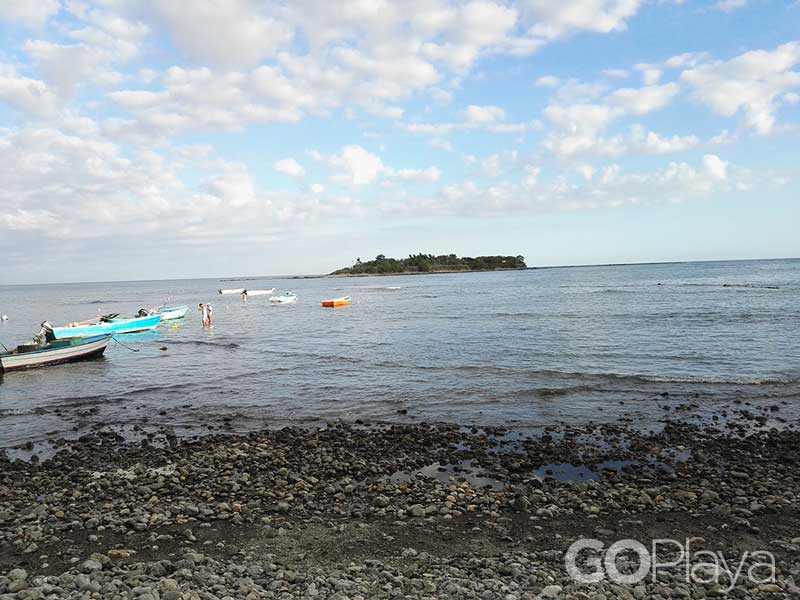 Groupe de bateaux flottant sur un plan d'eau.