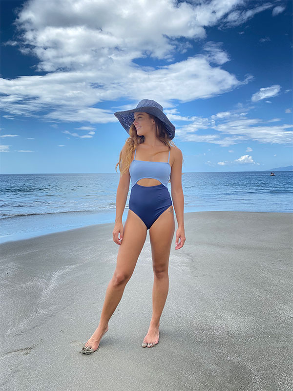 Une femme en bikini sur une plage.