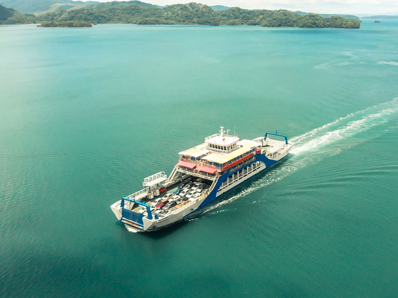 Un grand bateau se déplaçant sur une grande étendue d'eau.
