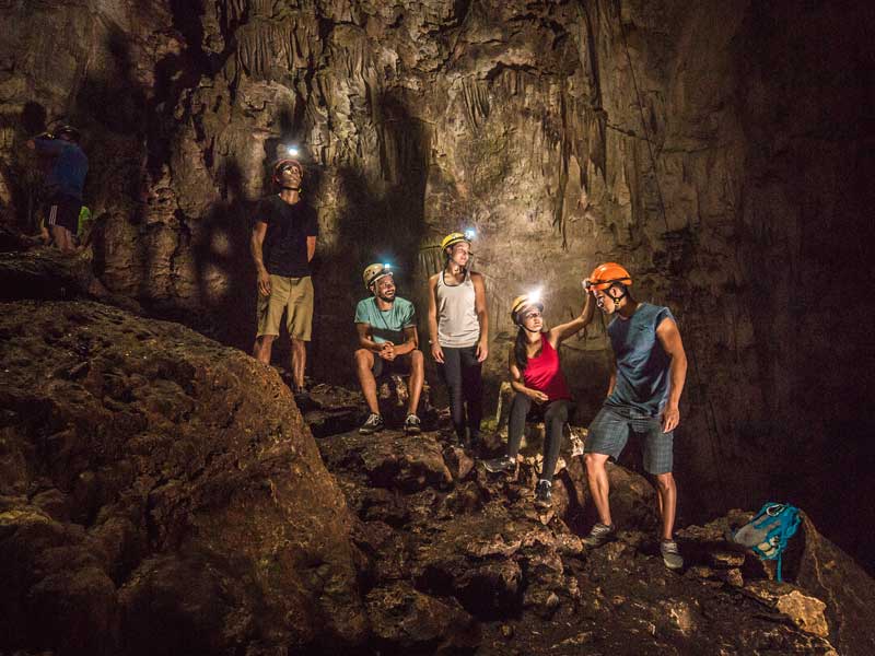 Un groupe de personnes se tenant dans une grotte.