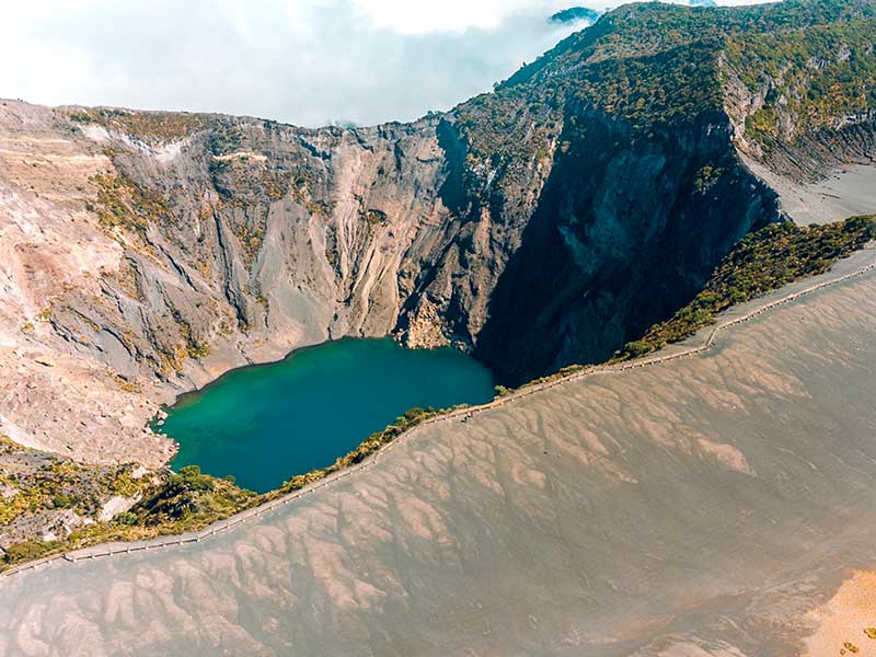 Vue aérienne d'une montagne et d'un lac.