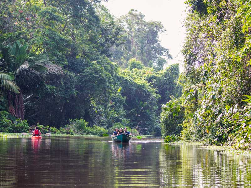 Un groupe de personnes chevauchant un bateau sur une rivière.