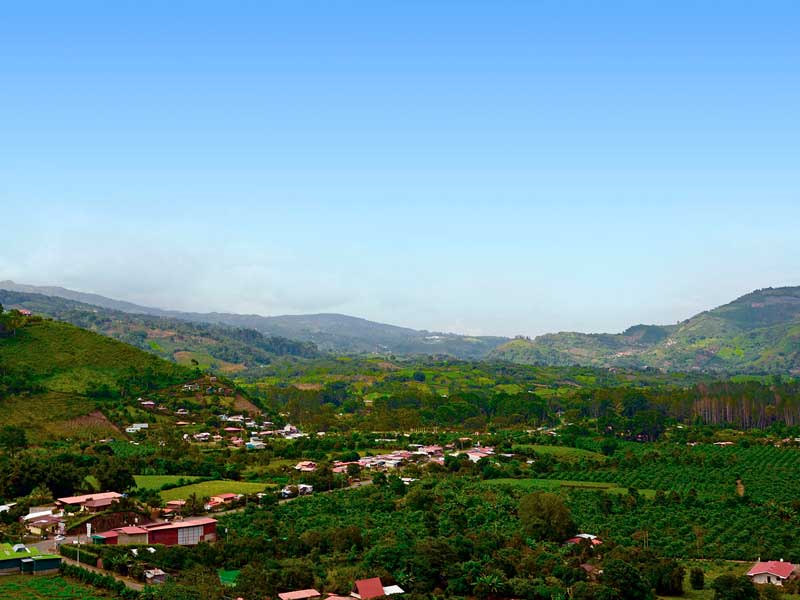 Vue panoramique d'une petite ville de montagne.