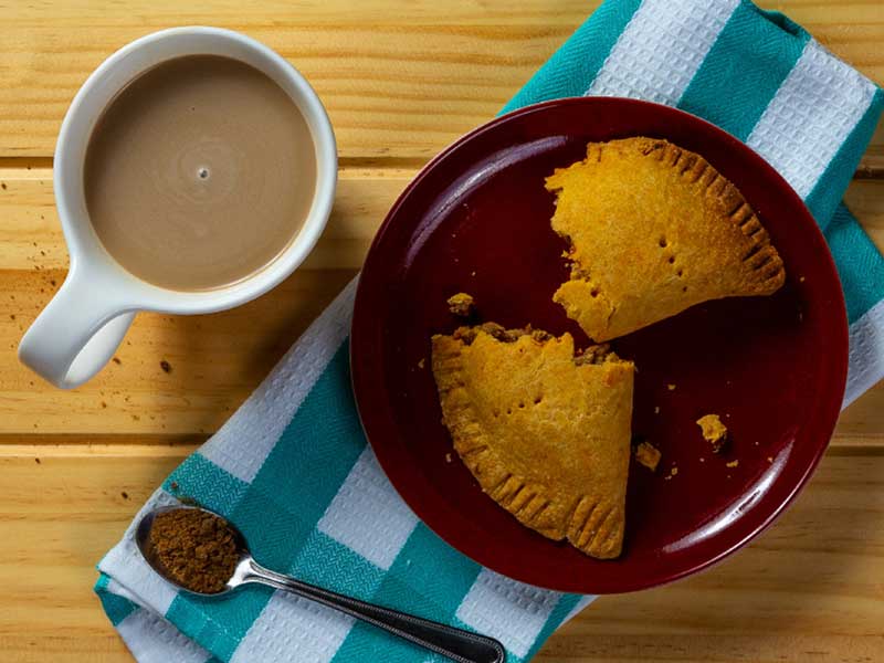 Deux parts de tarte sur une assiette à côté d'une tasse de café 