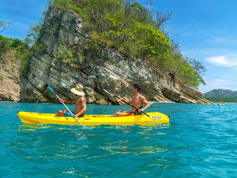 Un couple de personnes en kayak.