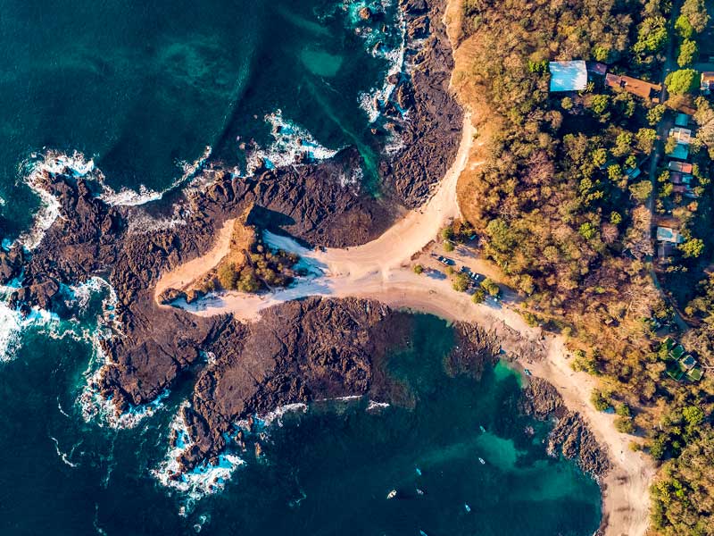 Vue aérienne d'une plage et de l'océan.