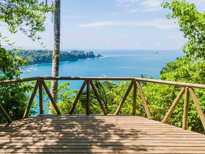 Une terrasse en bois avec vue sur l'océan.