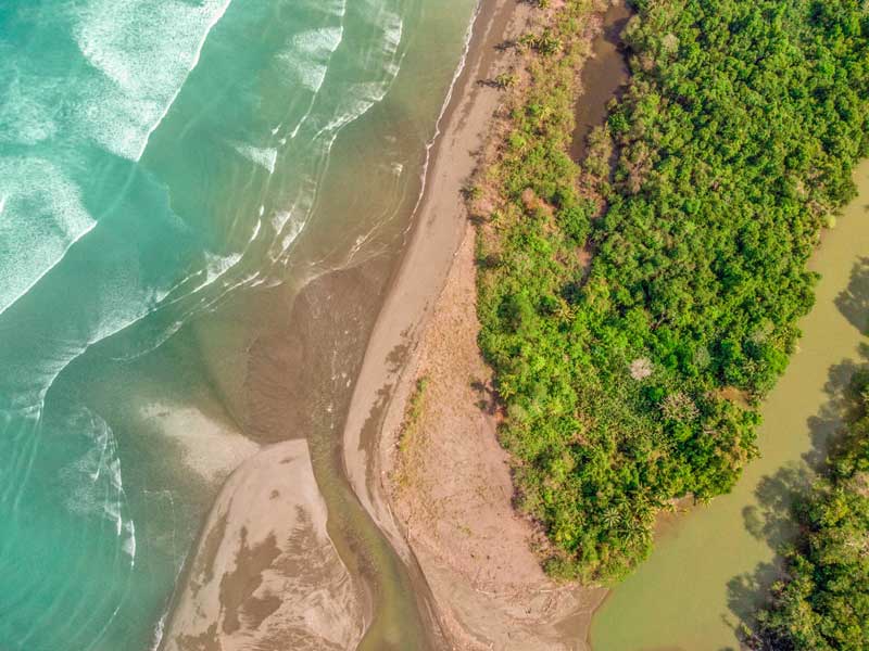 Vue aérienne d'une plage et d'une étendue d'eau.