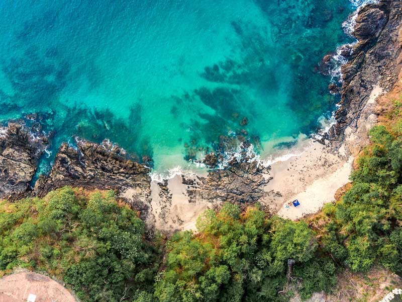 Vue aérienne d'une plage et d'une étendue d'eau.