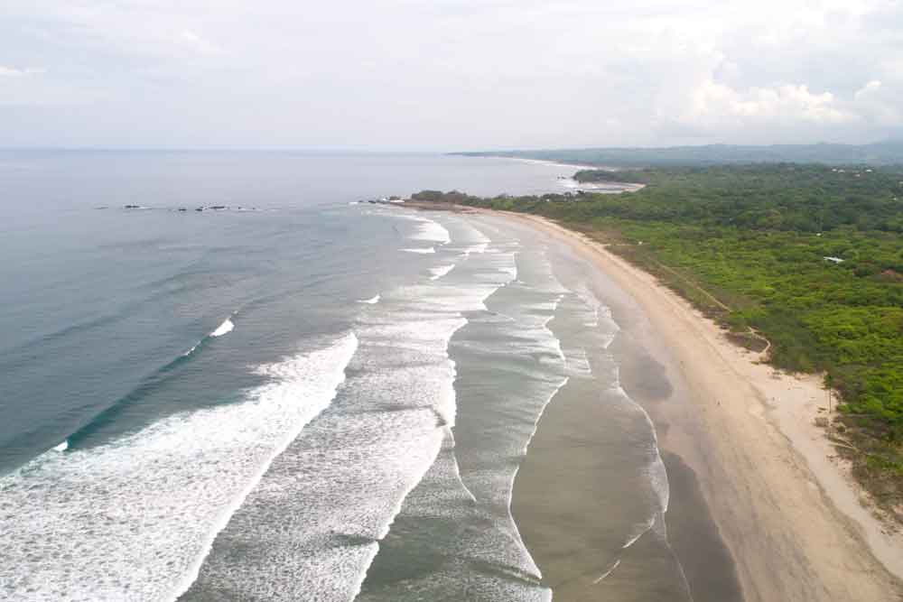 Vue aérienne d'une plage et de l'océan.