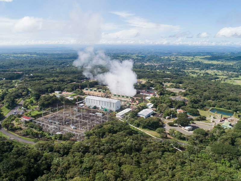 Vue aérienne d'une usine d'où s'échappe de la fumée.