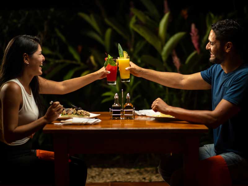 Un homme et une femme assis à une table avec des boissons.