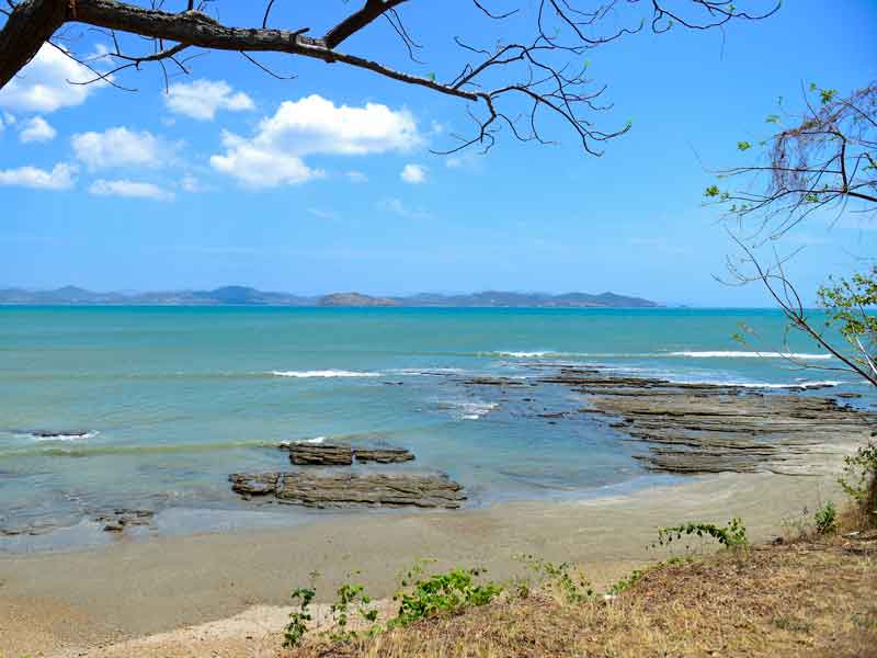 Vue sur l'océan depuis le rivage d'une plage.