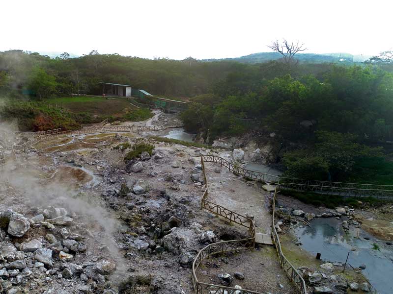 Vue aérienne d'une source d'eau chaude en montagne.