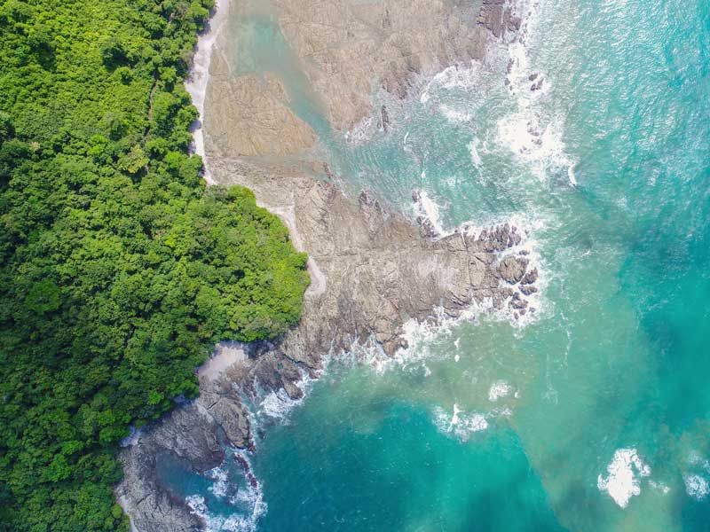 Une vue aérienne de l'océan et de la terre