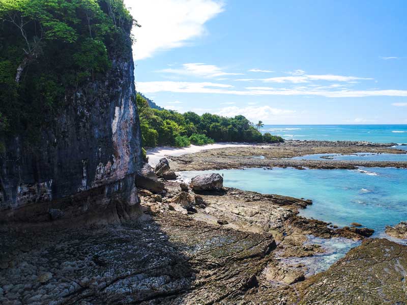 Vue d'une plage rocheuse avec une eau bleue claire