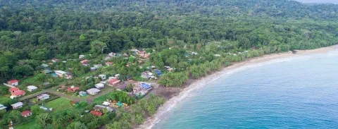 Une vue aérienne des hôtels situés face à l'océan