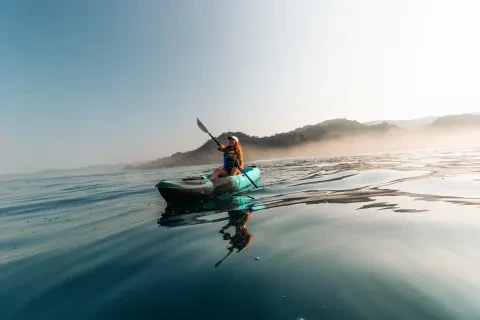 une femme en kayak