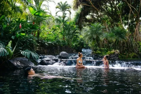 Des amis se détendent aux sources chaudes de Tabacon à La Fortuna.