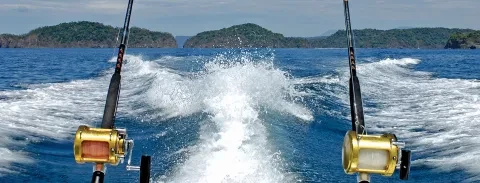 canne à pêche à l'arrière du bateau