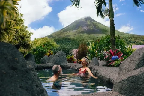 couple-baignade-volcano-kioro-ressources-chaudes-la-fortuna