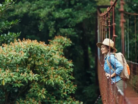 une femme sur un pont