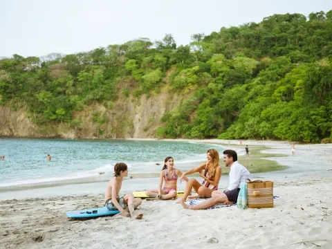 une famille à la plage