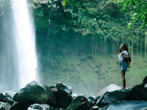 une femme près d'une cascade