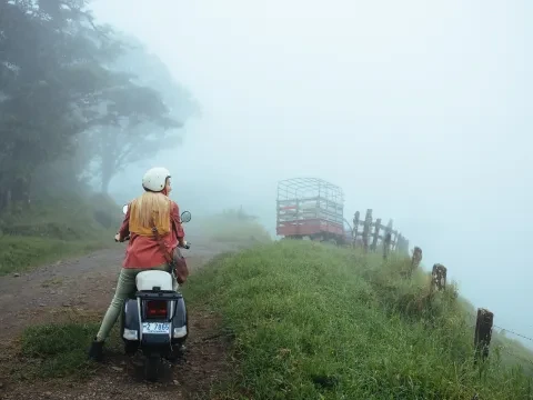 femme sur un scooter