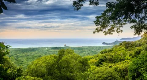 Vue panoramique sur la côte pacifique depuis le parc national de Santa Rosa, au Costa Rica