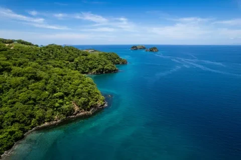 Playas del Coco, Hermosa Beach, ses montagnes verdoyantes, sa baie et ses yachts au Costa Rica