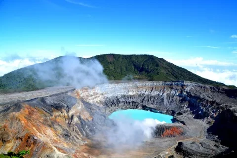 Le cratère et le lac du volcan Poás au Costa Rica