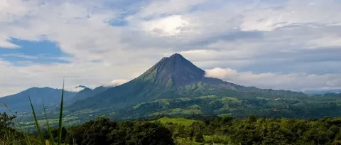 Photo panoramique du volcan prise depuis la Volcan Arena