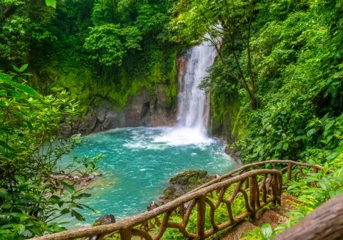 Cascade et piscine naturelle aux eaux turquoise du Rio Celeste, dans le parc national du volcan Tenorio