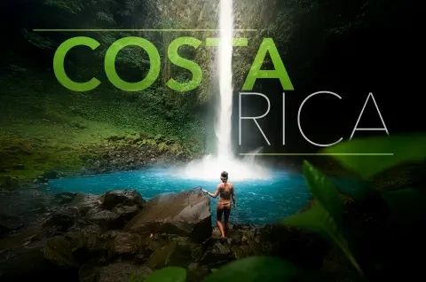 Une femme devant une cascade dans la jungle du Costa Rica