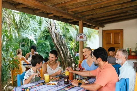 une famille qui dîne ensemble au restaurant