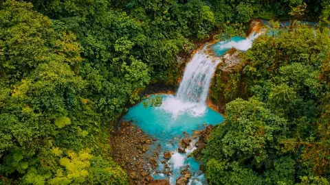 Vue aérienne d'une cascade dans la jungle