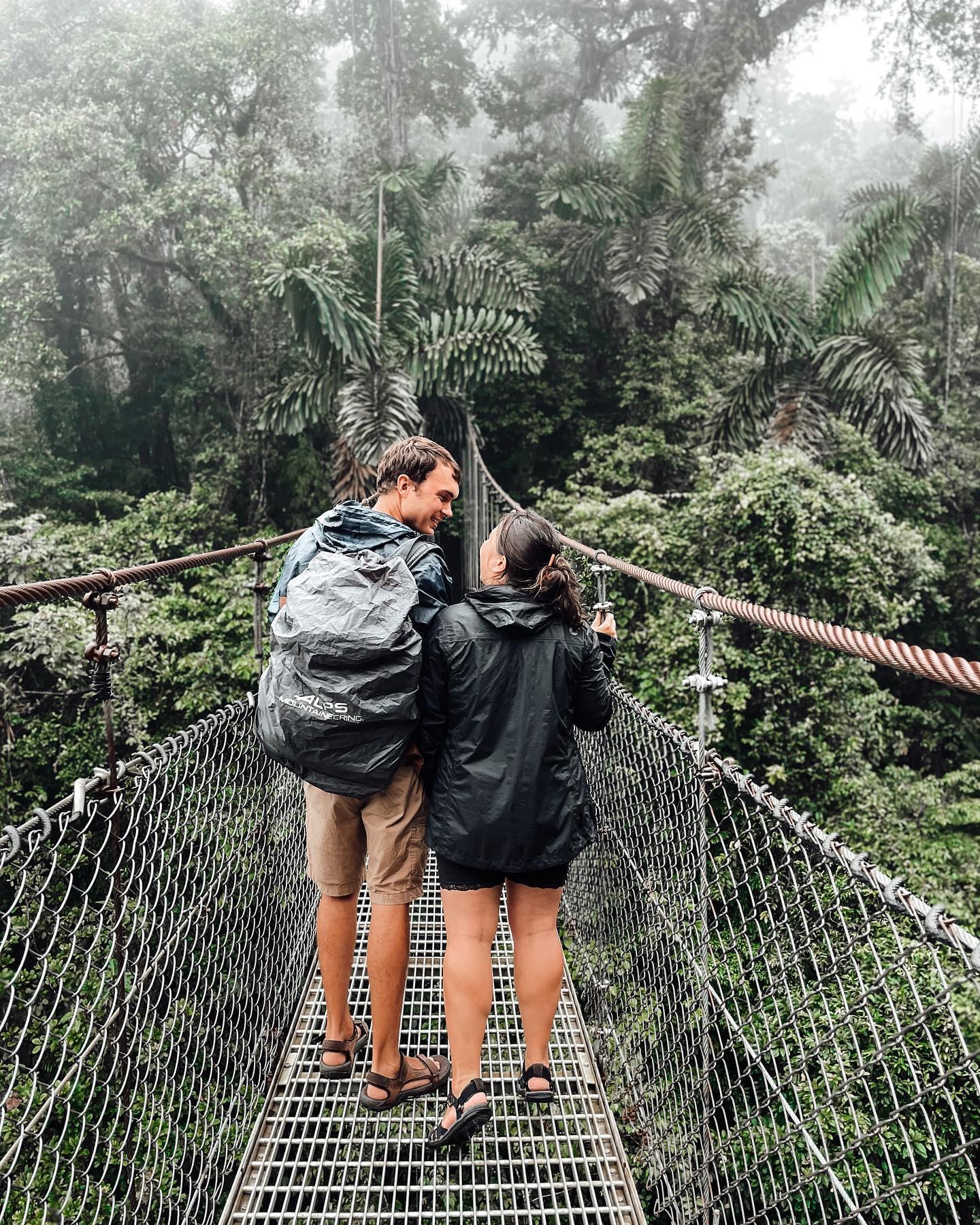 Un couple se promenant sur le pont suspendu