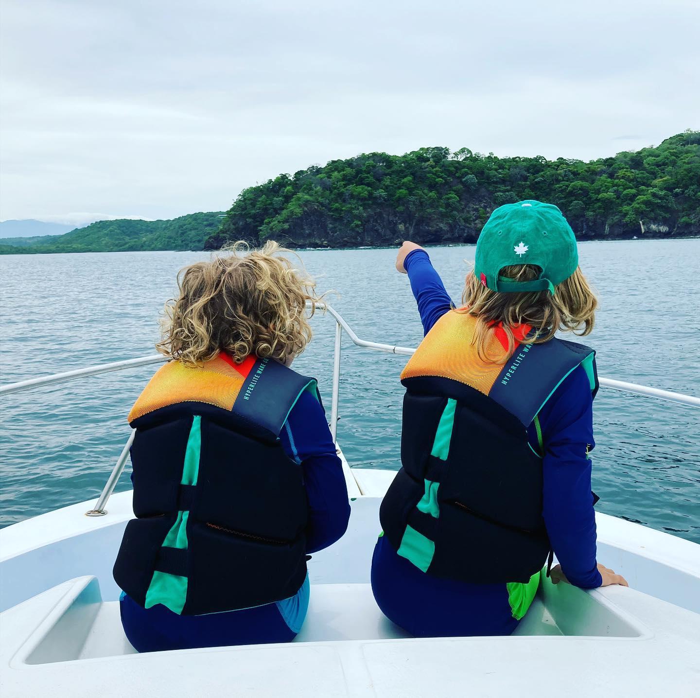 deux enfants sur un bateau