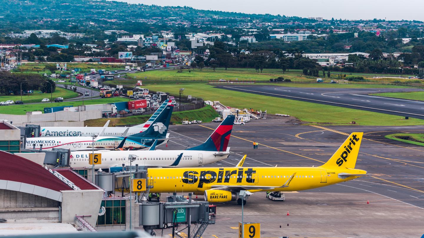 Avions à l'aéroport Juan Santamaria