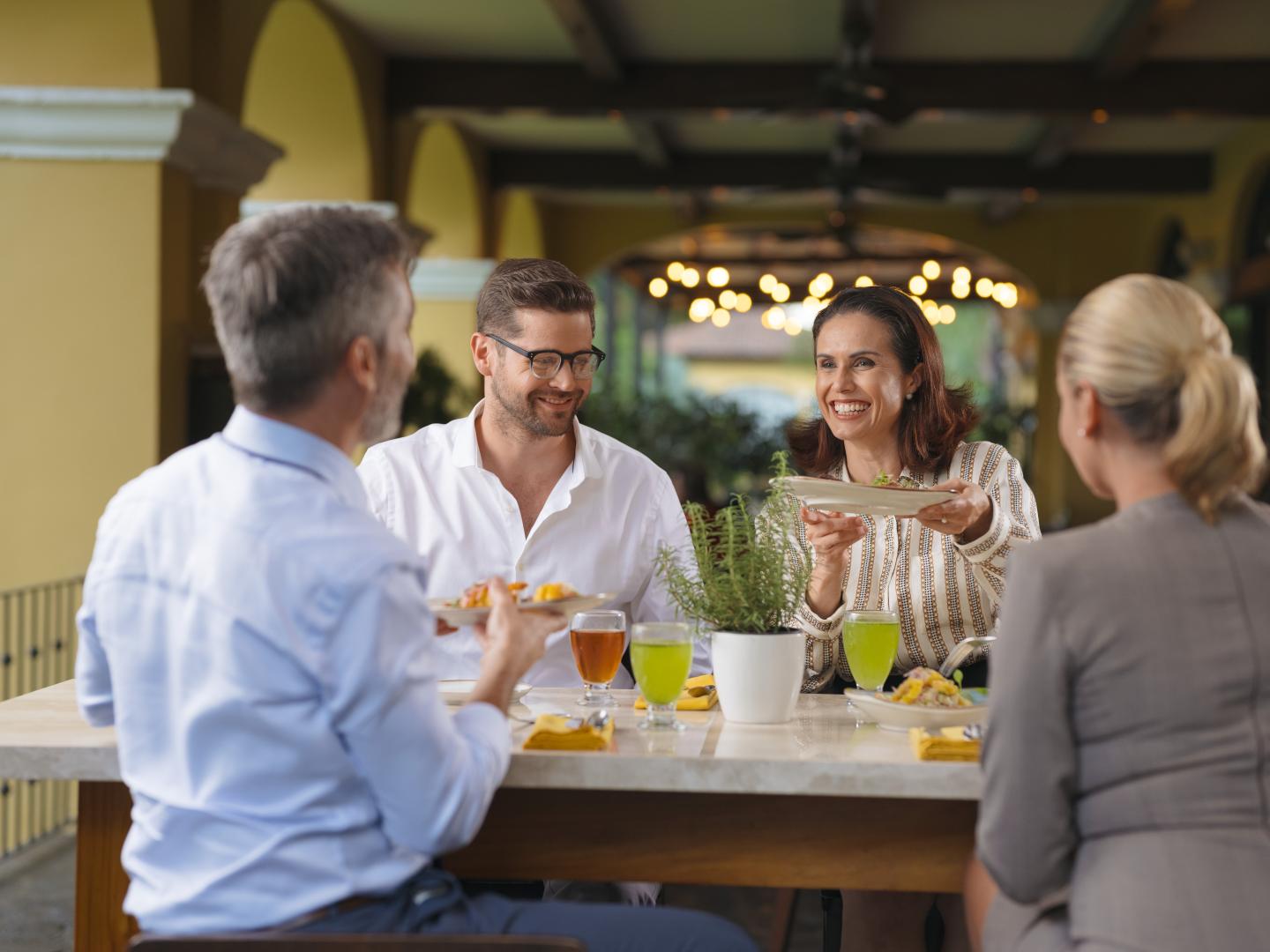 Groupe de personnes prenant un brunch